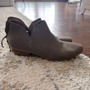 Kenneth Cole size 11 suede booties